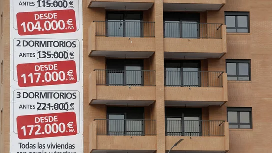 Cartel de promoción inmobiliaria en un edificio Cartel de promoción inmobiliaria en un edificio