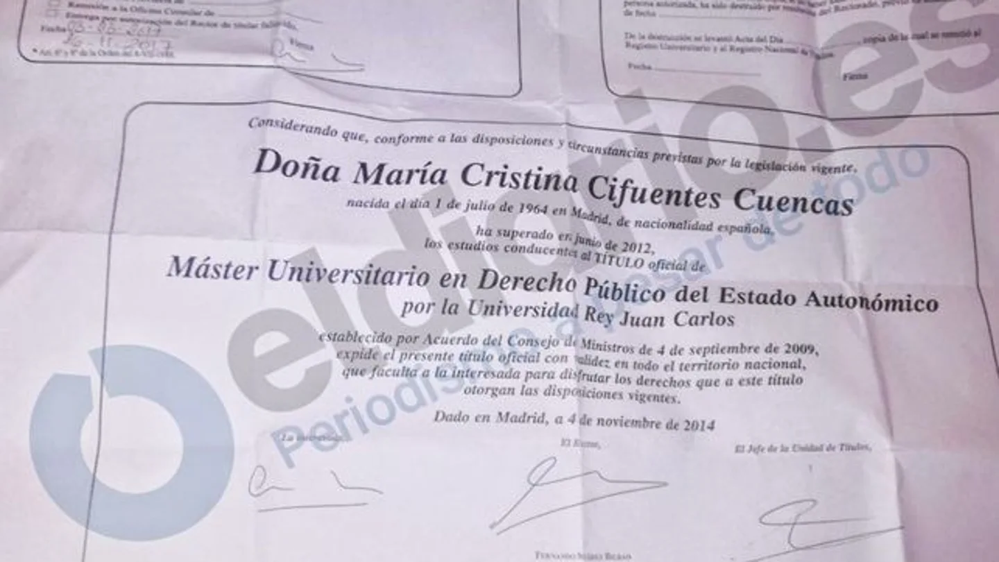 Resguardo firmado por Cristina Cifuentes cuando fue a recoger el título del máster Resguardo firmado por Cristina Cifuentes cuando fue a recoger el título del máster