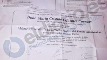 Resguardo firmado por Cristina Cifuentes cuando fue a recoger el título del máster