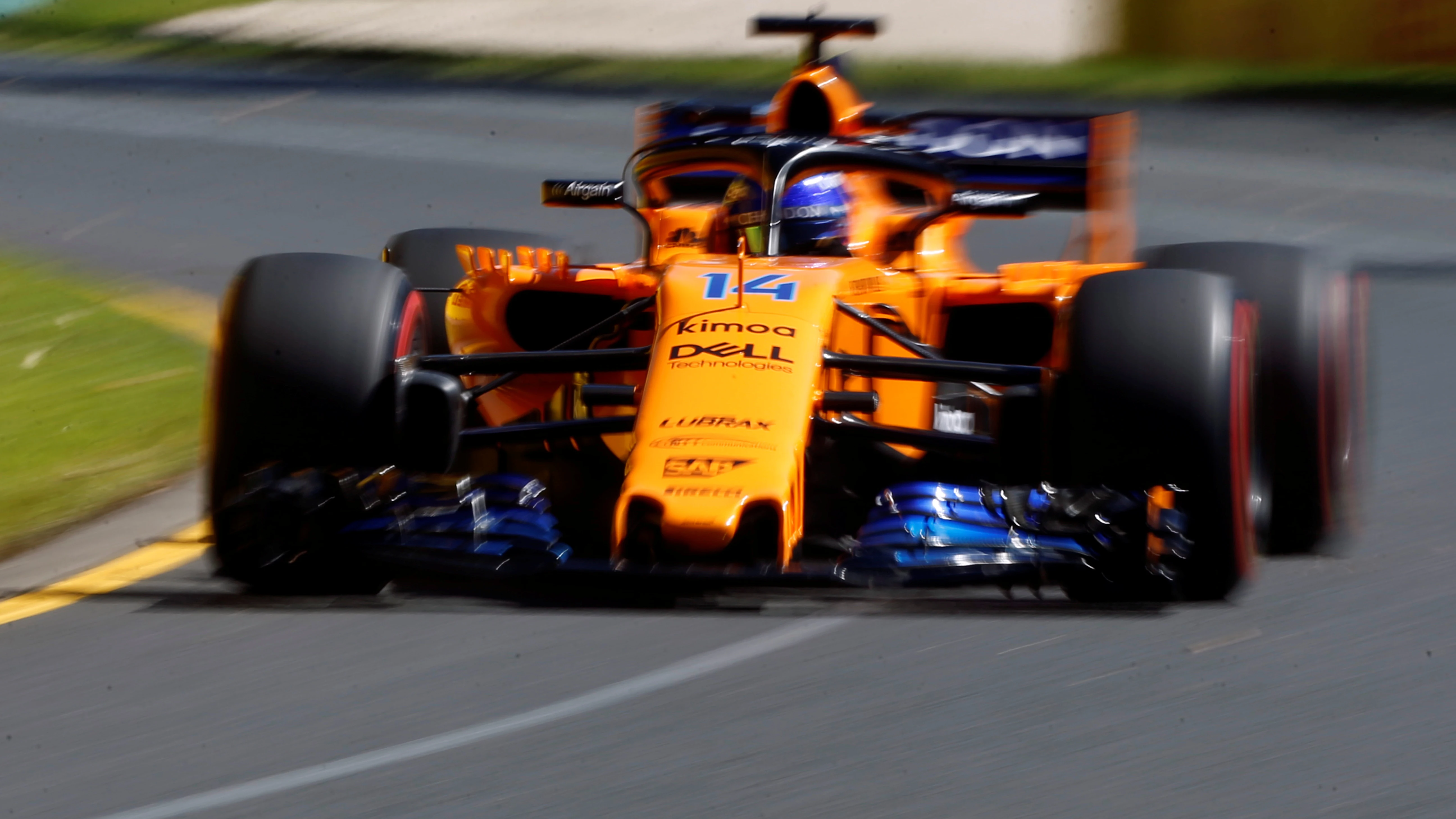 Fernando Alonso rueda con el MCL33 en el circuito de Albert Park