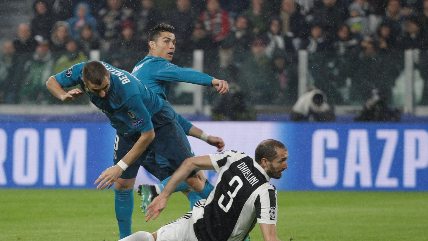 Cristiano Ronaldo remata ante Chiellini para hacer el 0-1 en el Juventus Stadium Cristiano Ronaldo remata ante Chiellini para hacer el 0-1 en el Juventus Stadium