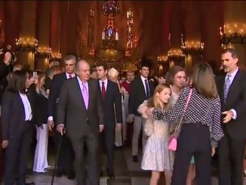 Desencuentro entre la Reina Letizia y la Reina Sofía por una foto durante la misa de Pascua en Palma Desencuentro entre la Reina Letizia y la Reina Sofía por una foto durante la misa de Pascua en Palma