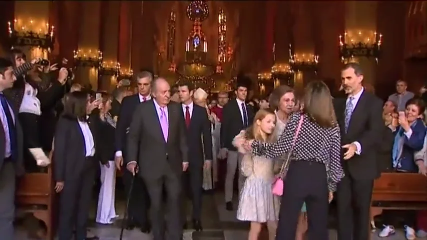 Desencuentro entre la Reina Letizia y la Reina Sofía por una foto durante la misa de Pascua en Palma