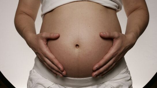 Imagen de archivo de una mujer embarazada