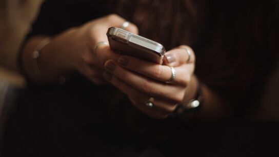 Mujer llamando por tel&eacute;fono