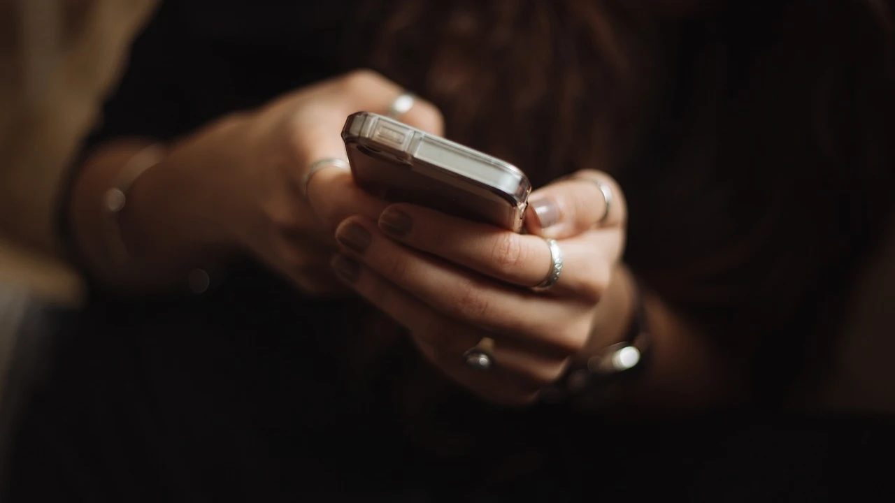 Mujer llamando por teléfono