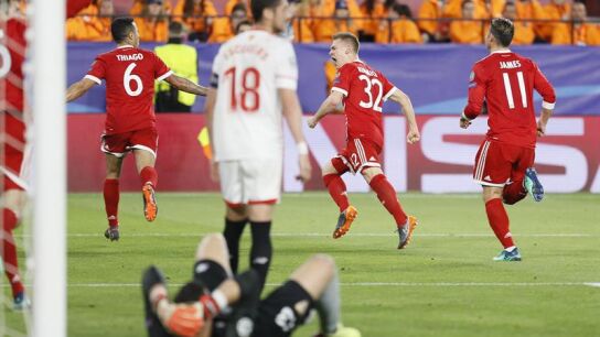 Los jugadores del Bayern celebran el segundo gol ante el Sevilla