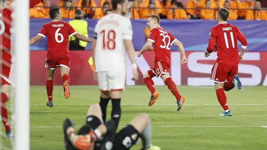 Los jugadores del Bayern celebran el segundo gol ante el Sevilla Los jugadores del Bayern celebran el segundo gol ante el Sevilla