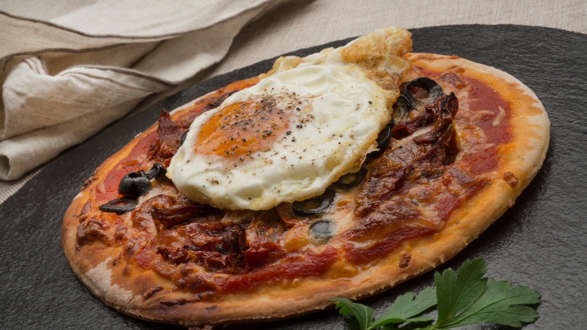 Pizza con huevo frito
