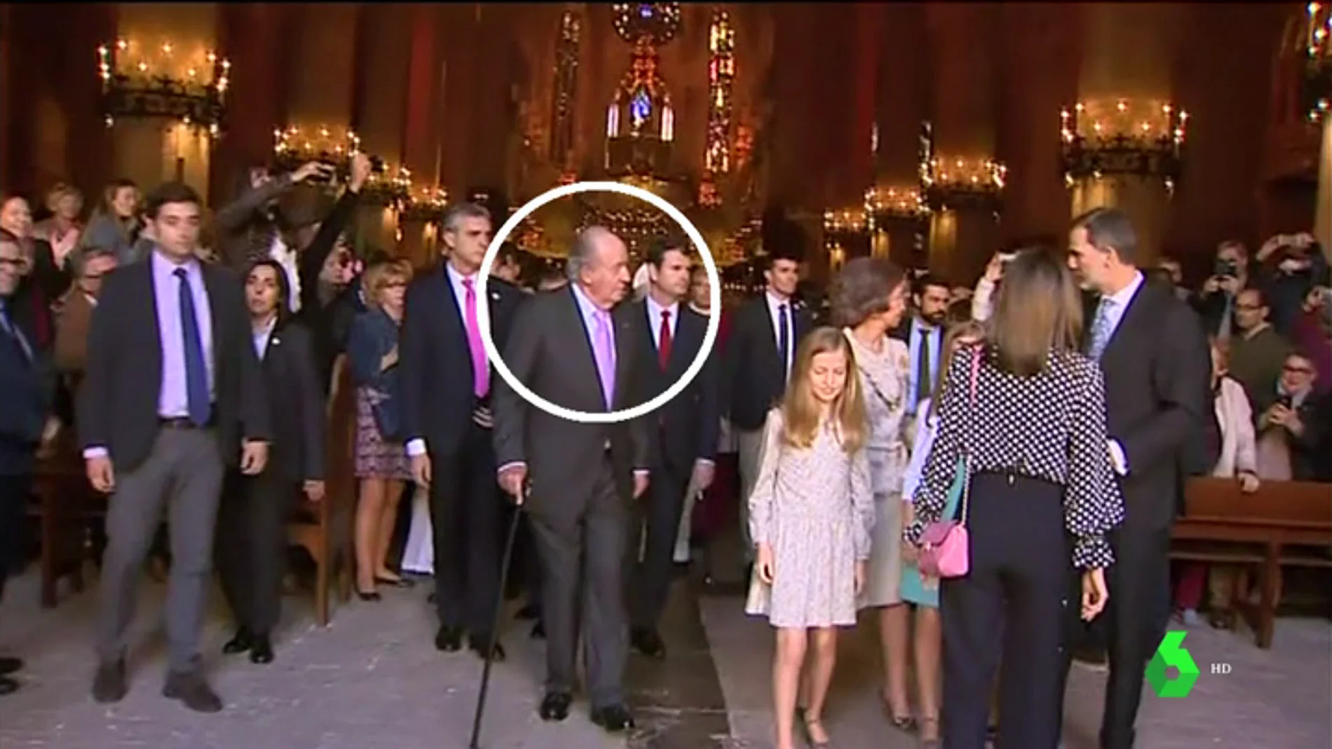Todos los detalles del vídeo de la familia real: ¿hay rifirrafe entre Letizia y Sofía? ¿Quién aparta la mano? ¿Intenta mediar el rey?