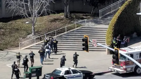 La Policía de San Bruno, en la sede central de Youtube La Policía de San Bruno, en la sede central de Youtube