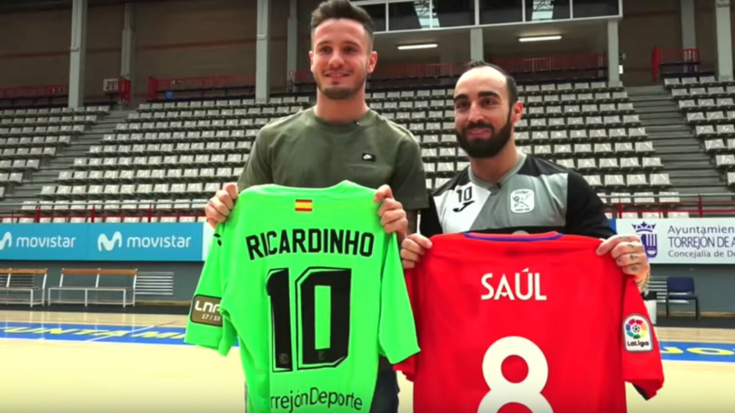 Sa&uacute;l &Ntilde;&iacute;guez, con Ricardinho