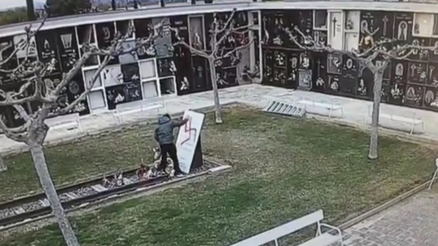 Pintan una esv&aacute;stica en el monumento a las v&iacute;ctimas de Mauthausen 