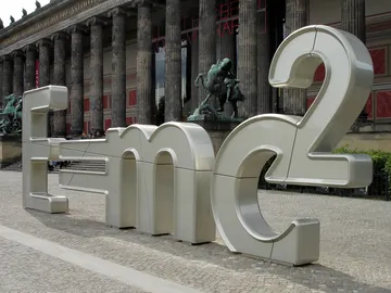 Imagen de la ecuación que simplifica la teoría de la relatividad, en Berlín Imagen de la ecuación que simplifica la teoría de la relatividad, en Berlín