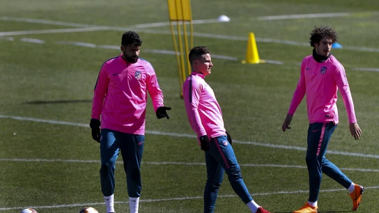 Costa, Gameiro y Vrsalkjo, durante un entrenamiento con el Atlético Costa, Gameiro y Vrsalkjo, durante un entrenamiento con el Atlético