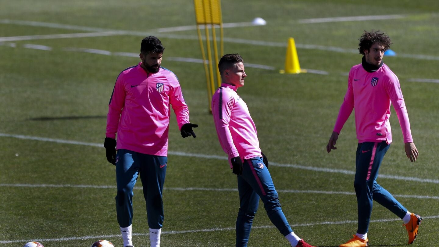 Costa, Gameiro y Vrsalkjo, durante un entrenamiento con el Atl&eacute;tico