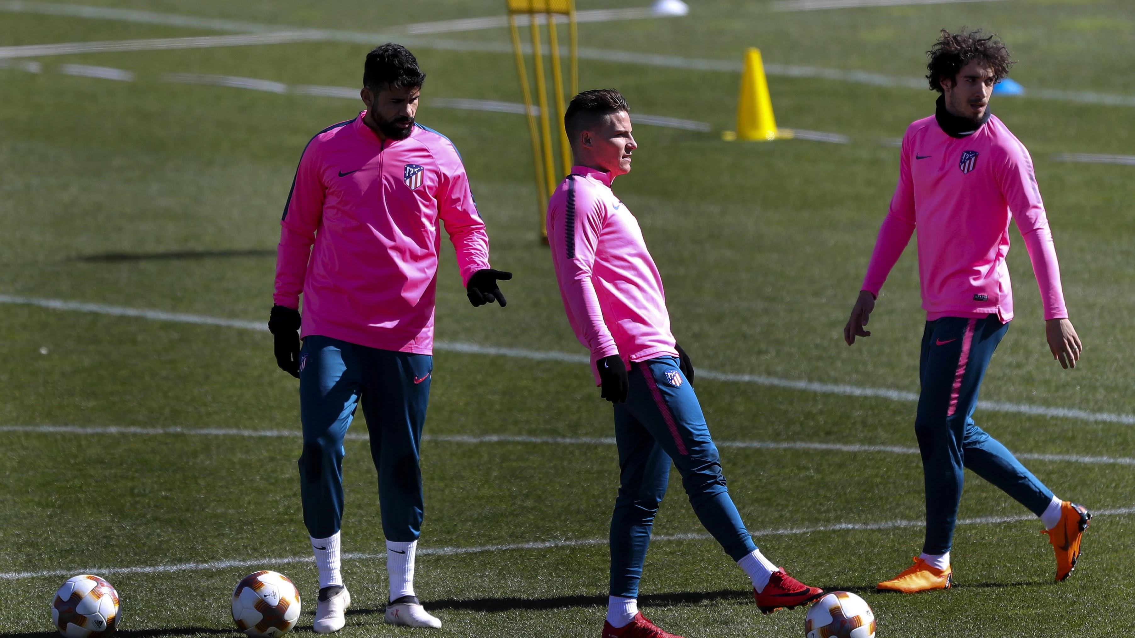 Costa, Gameiro y Vrsalkjo, durante un entrenamiento con el Atlético Costa, Gameiro y Vrsalkjo, durante un entrenamiento con el Atlético