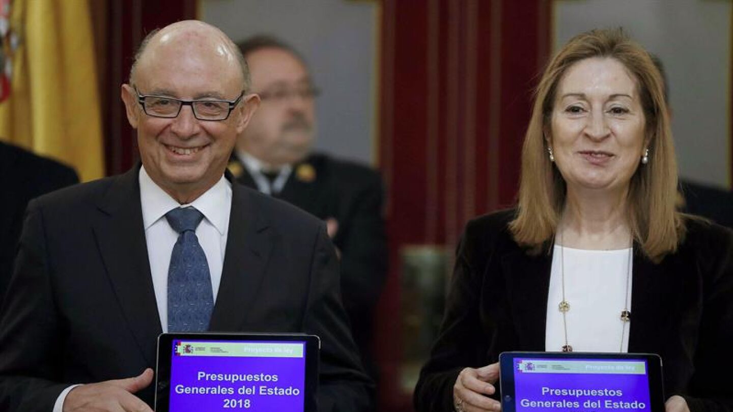 El ministro de Hacienda, Crist&oacute;bal Montoro, ha entregado a Ana Pastor los Presupuestos