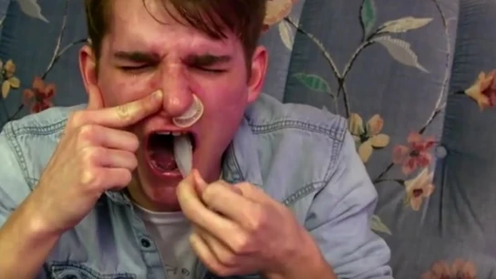 Adolescente haciendo el reto viral del 'Condom Snorting' Adolescente haciendo el reto viral del 'Condom Snorting'