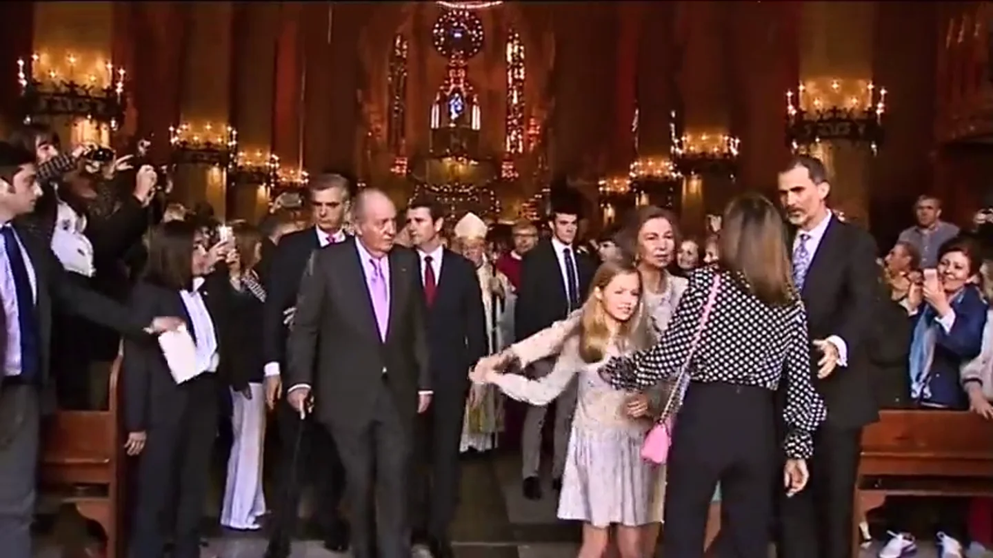 Así intentó mediar Felipe VI en la aparente discusión entre Letizia y la reina Sofía por una foto con las infantas Así intentó mediar Felipe VI en la aparente discusión entre Letizia y la reina Sofía por una foto con las infantas