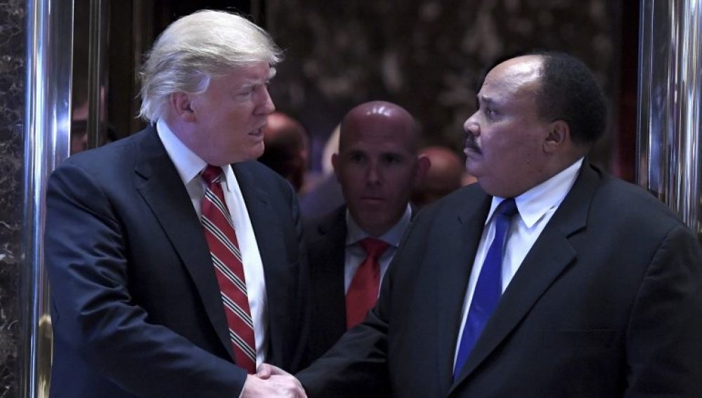 Donald Trump saluda al hijo de Martin Luther King