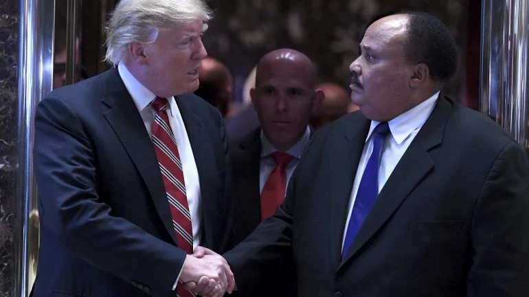Donald Trump saluda al hijo de Martin Luther King