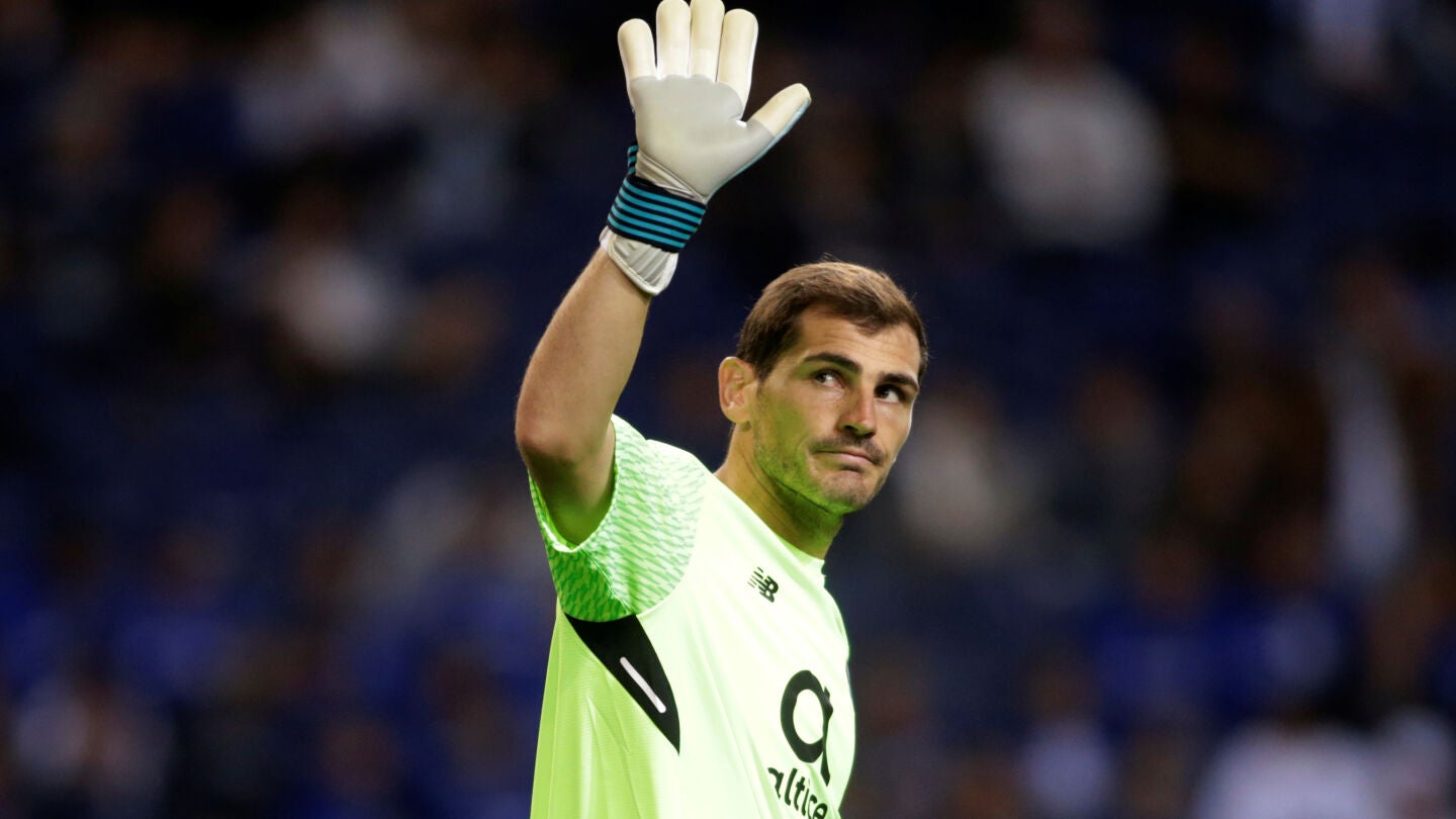 Casillas saluda a los aficionados