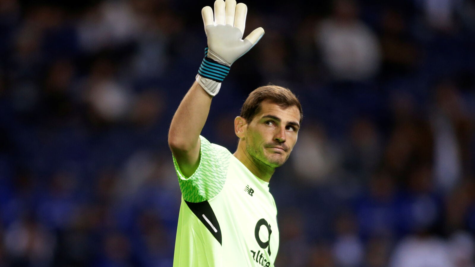 Casillas saluda a los aficionados