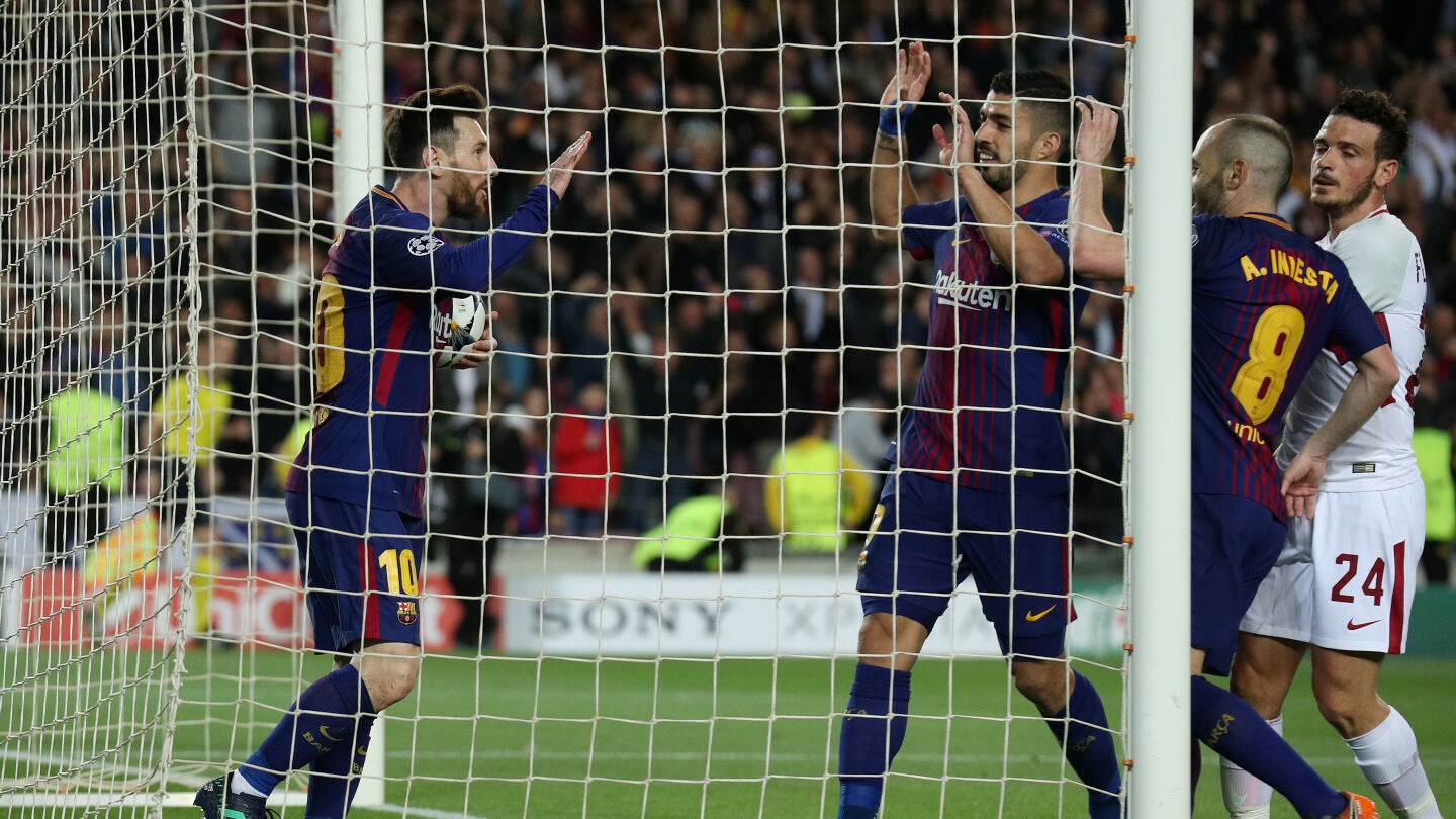 Los jugadores del Bar&ccedil;a celebran uno de los goles contra la Roma