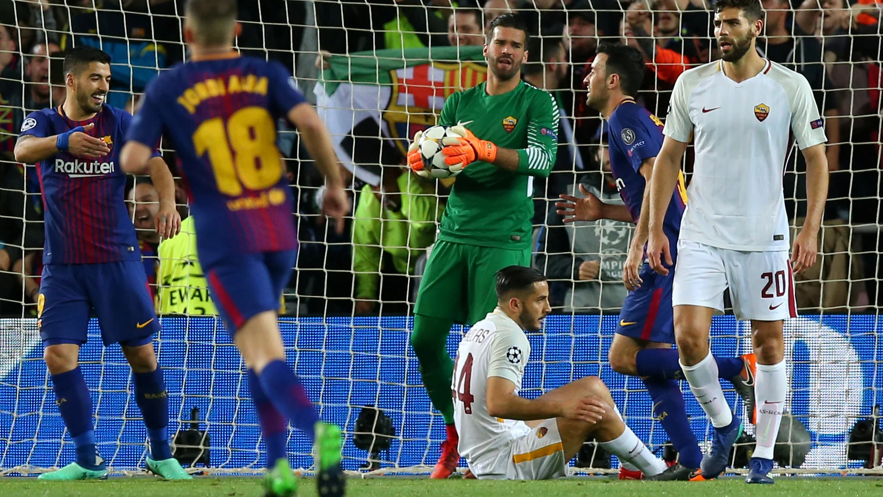 Los jugadores del Barcelona celebran un gol ante Alisson