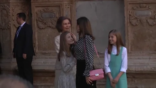 La reina Letizia limpia un beso a la princesa Leonor La reina Letizia limpia un beso a la princesa Leonor