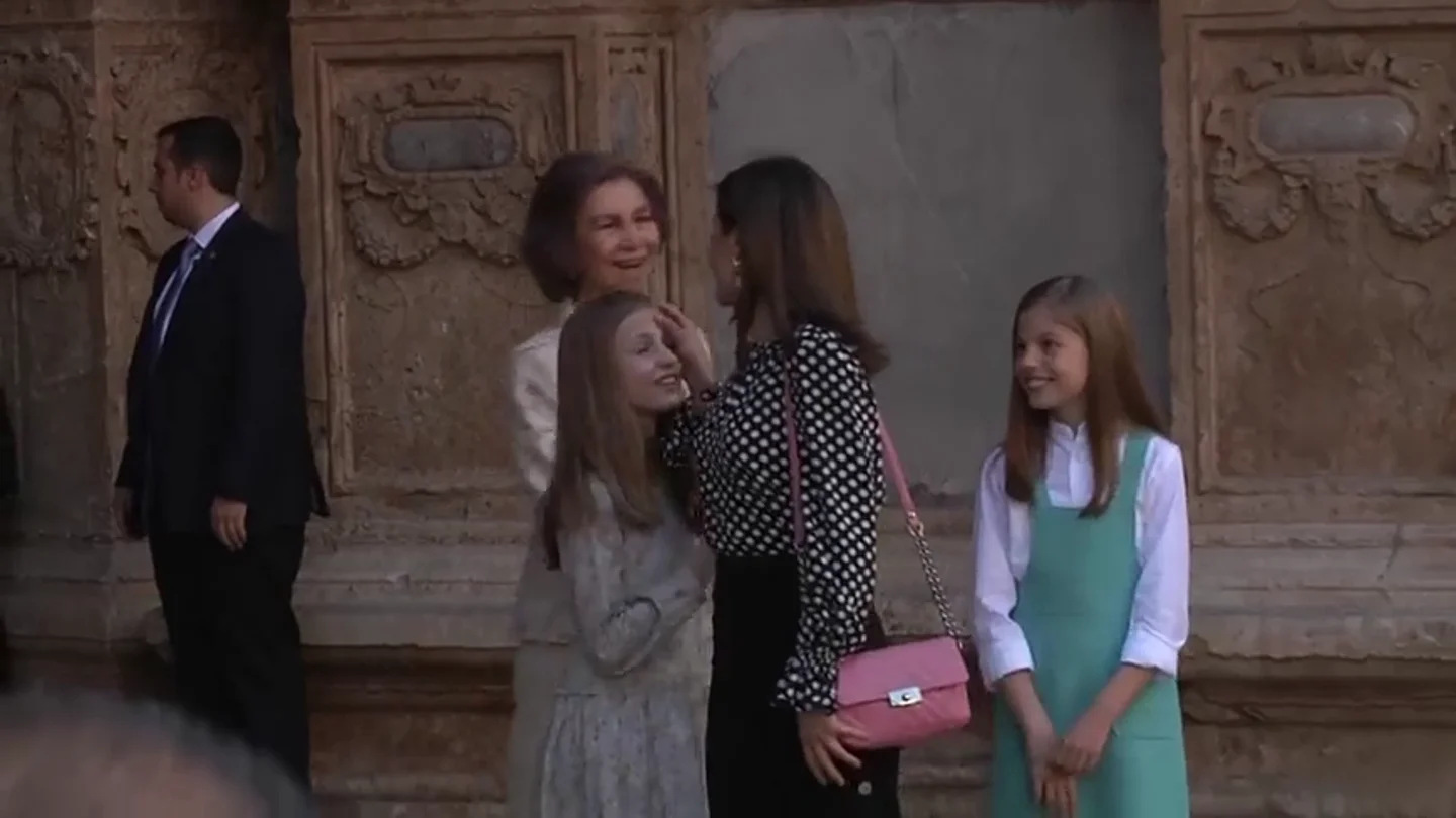 La reina Letizia limpia un beso a la princesa Leonor La reina Letizia limpia un beso a la princesa Leonor