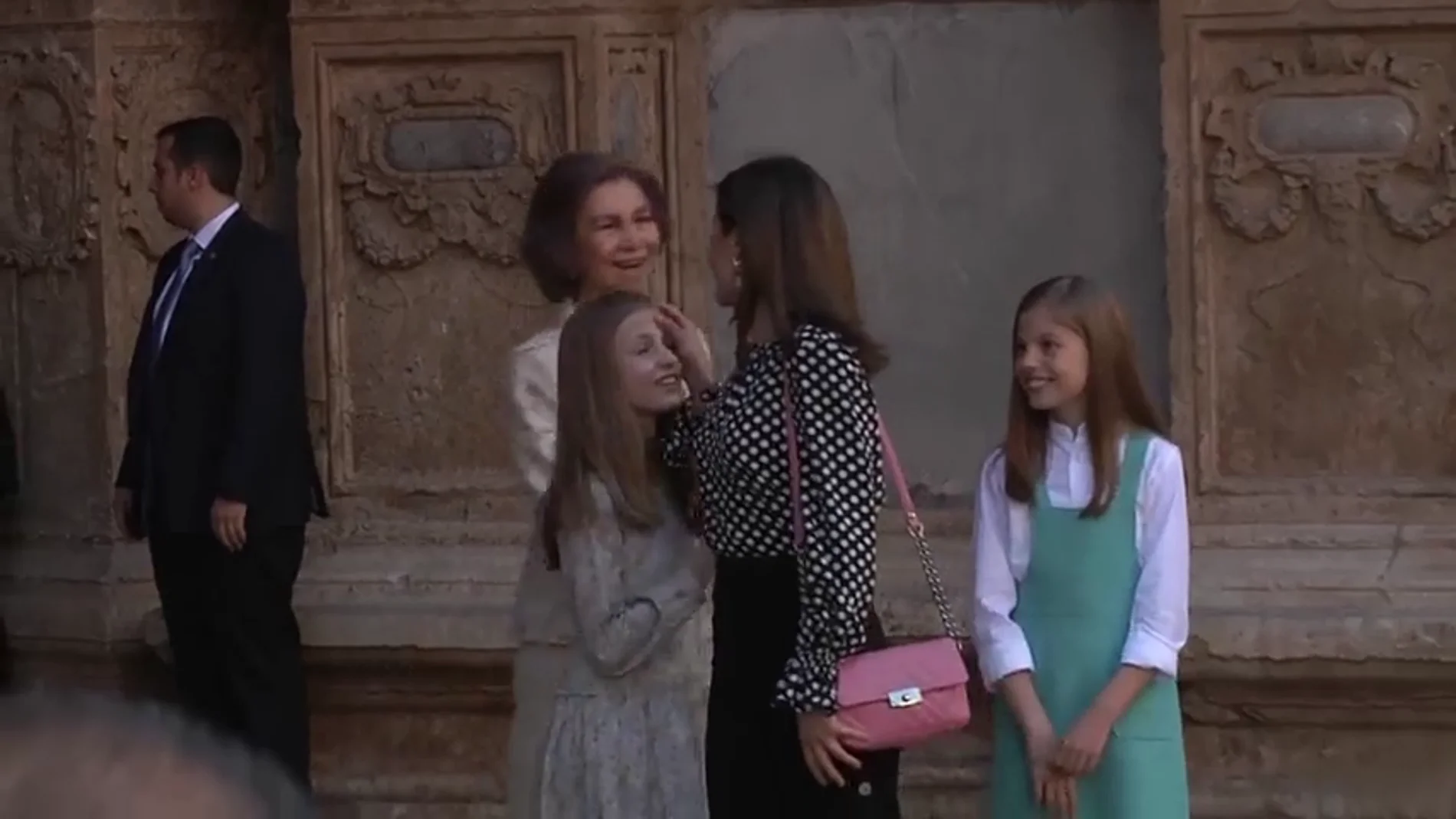 La reina Letizia limpia un beso a la princesa Leonor