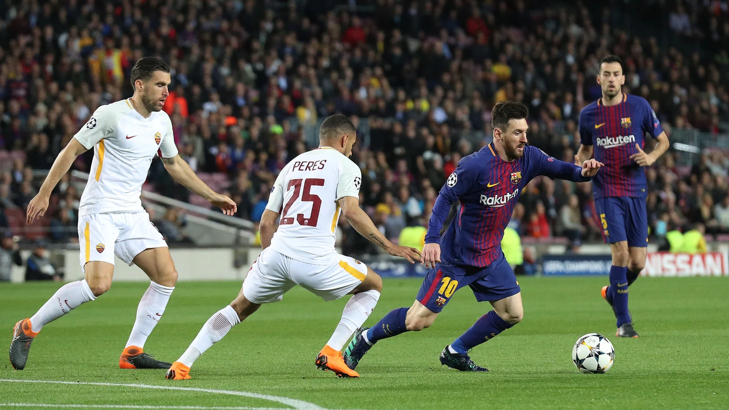 Leo Messi, en acción ante la defensa de la Roma Leo Messi, en acción ante la defensa de la Roma