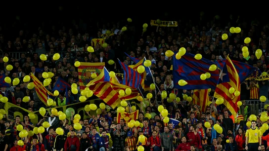 Globos amarillos y esteladas en el Camp Nou Globos amarillos y esteladas en el Camp Nou