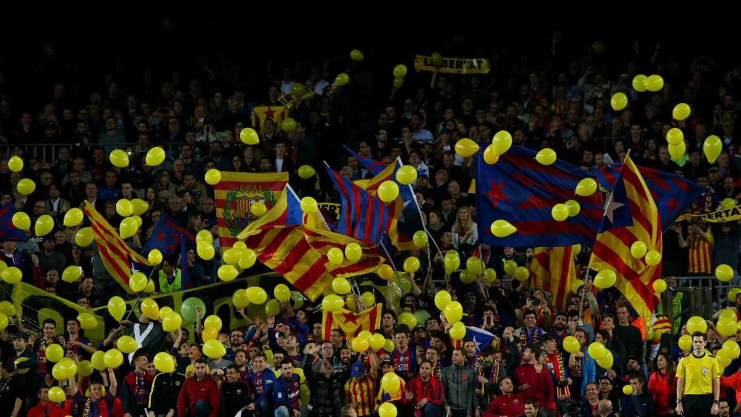 Globos amarillos y esteladas en el Camp Nou Globos amarillos y esteladas en el Camp Nou