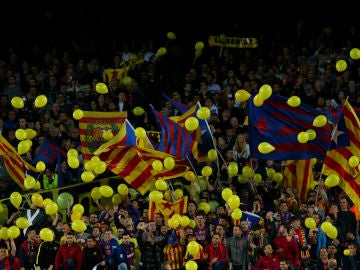 Globos amarillos y esteladas en el Camp Nou Globos amarillos y esteladas en el Camp Nou