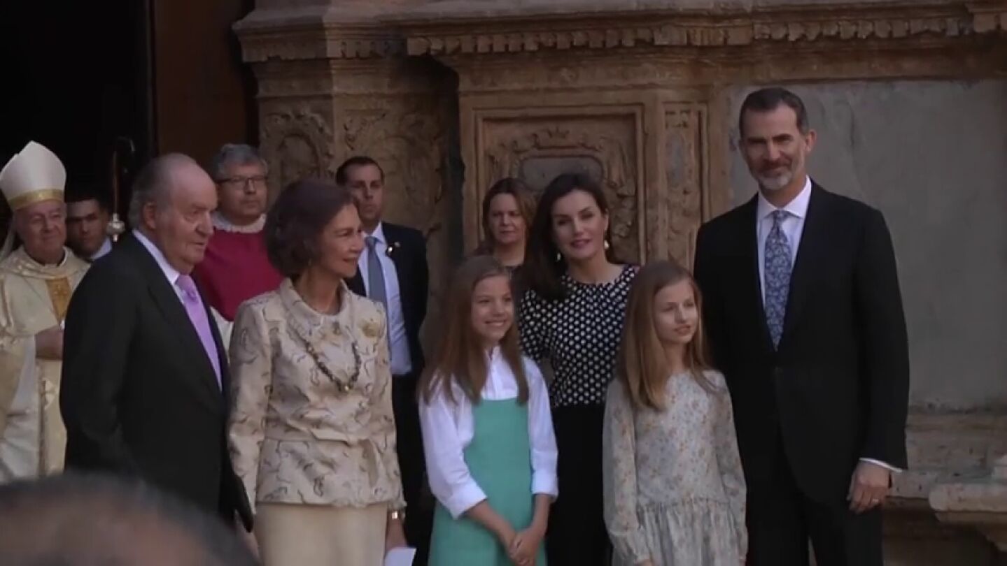 La otra imagen que muestra la tensi&oacute;n en el posado oficial tras el 'rifirrafe' entre Letizia y la reina Sof&iacute;a