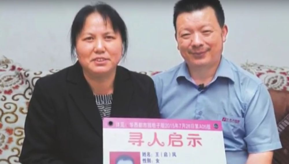 Padres portando un panfleto de su hija desaparecida