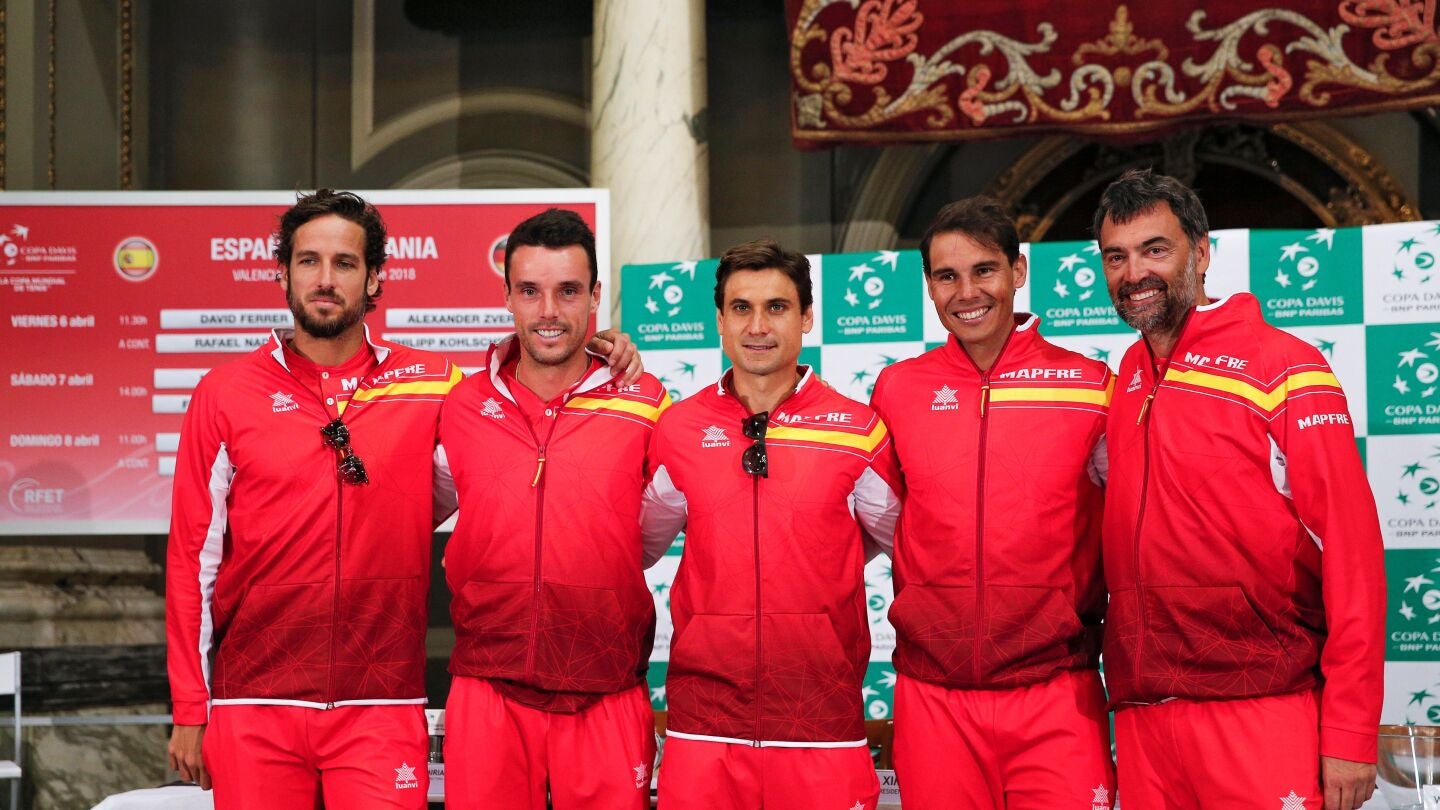 El equipo espa&ntilde;ol de la Copa Davis posa tras el sorteo en Valencia