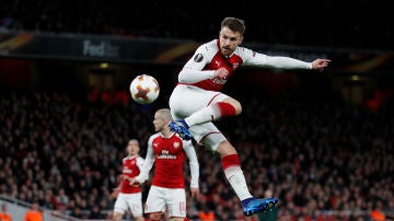 Ramsey ejecuta un espectacular golpeo ante el CSKA