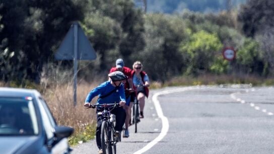 Ciclistas circulando por la carretera