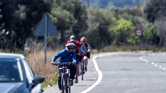 Ciclistas circulando por la carretera Ciclistas circulando por la carretera