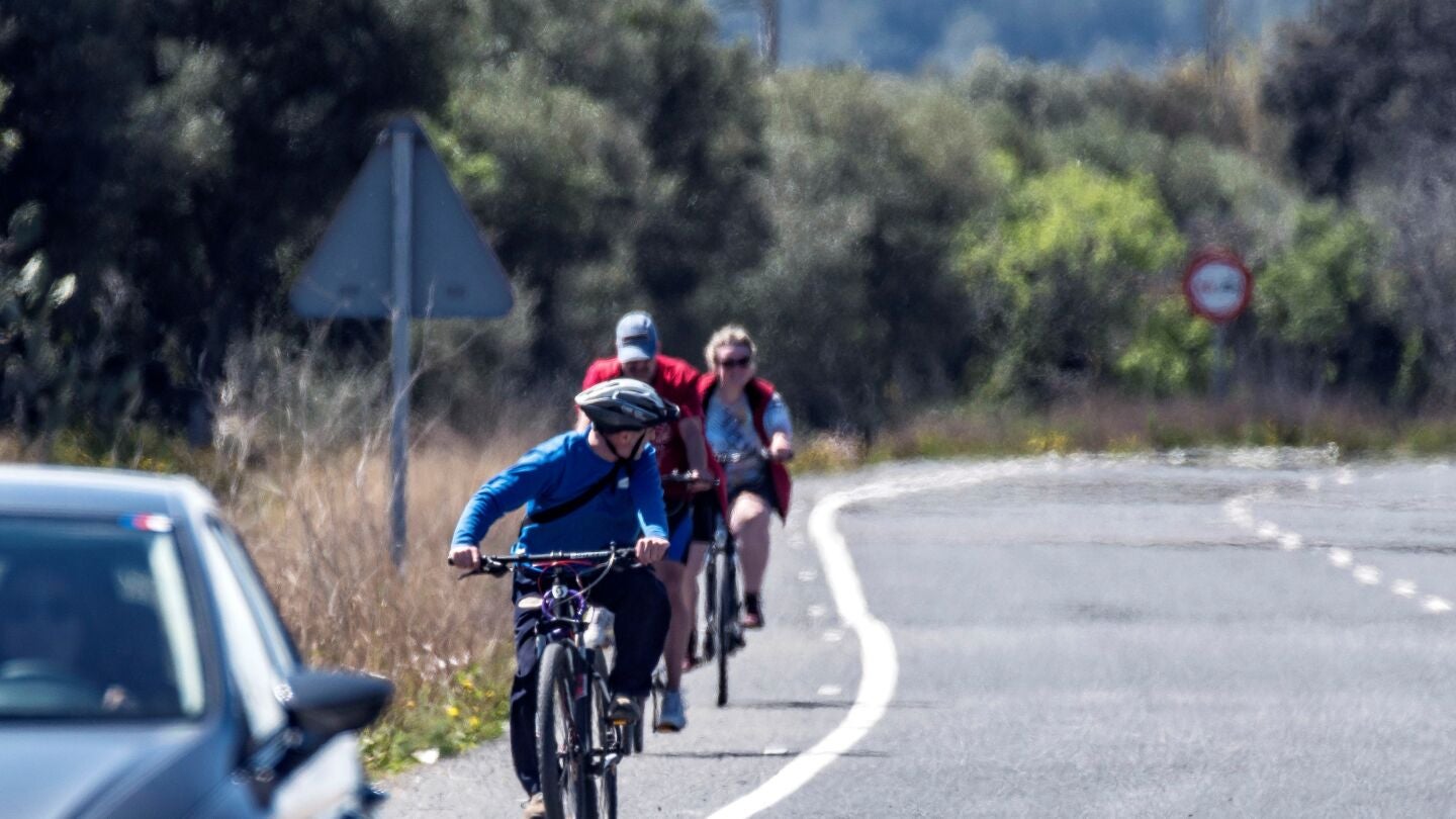 Ciclistas circulando por la carretera
