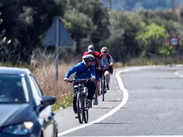 Ciclistas circulando por la carretera Ciclistas circulando por la carretera