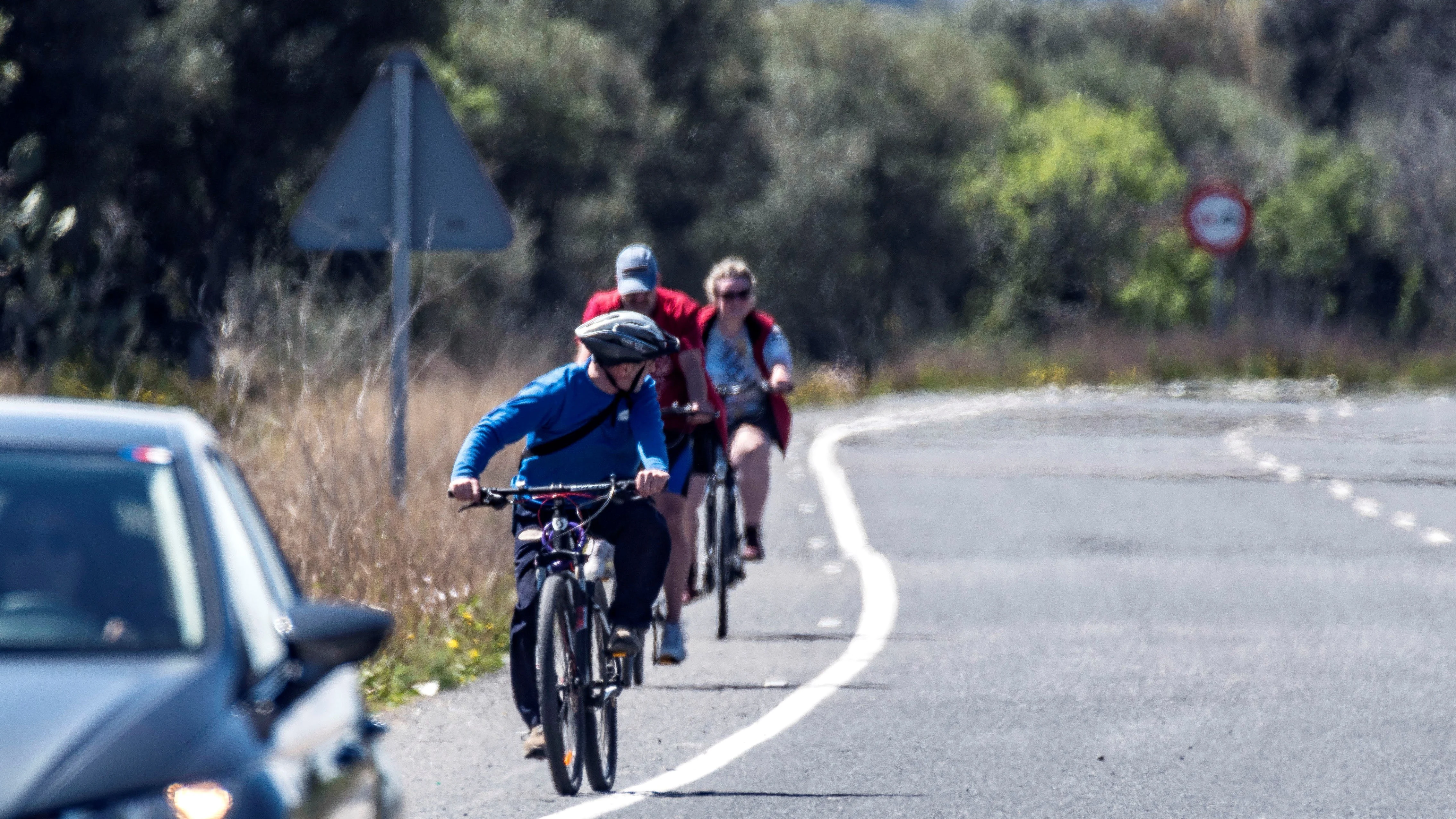 Ciclistas circulando por la carretera