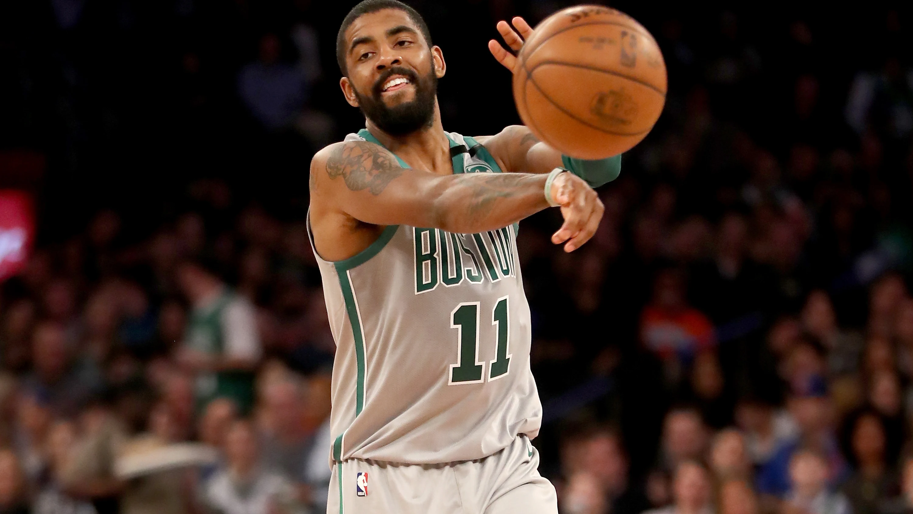 Irving pasa el balón durante un partido