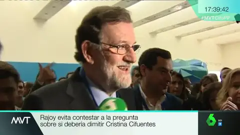 Rajoy evita con una carcajada pronunciarse sobre si Cifuentes debería dimitir por la polémica con su máster Rajoy evita con una carcajada pronunciarse sobre si Cifuentes debería dimitir por la polémica con su máster
