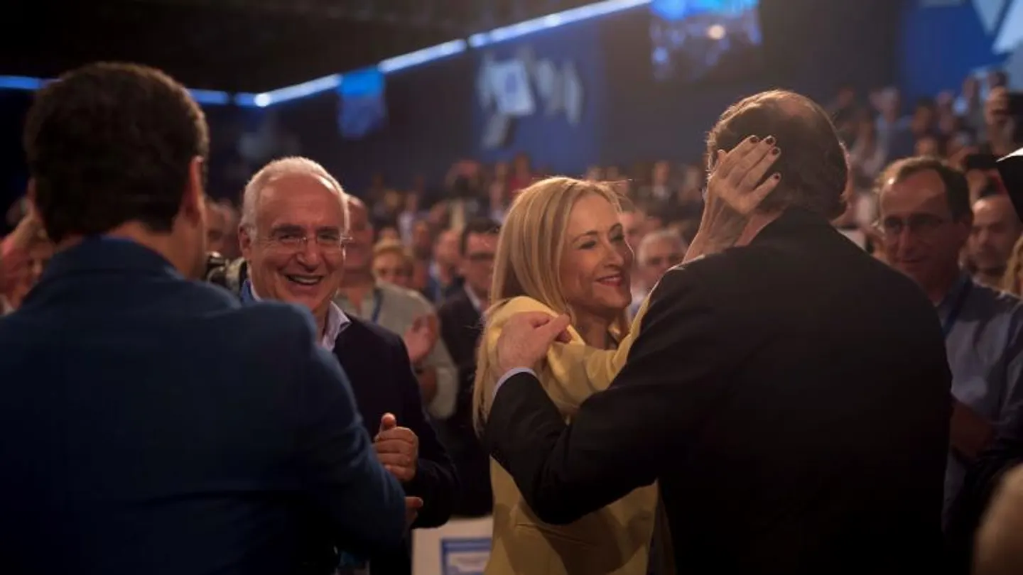 Mariano Rajoy saluda a Cristina Cifuentes en la convención nacional del PP Mariano Rajoy saluda a Cristina Cifuentes en la convención nacional del PP