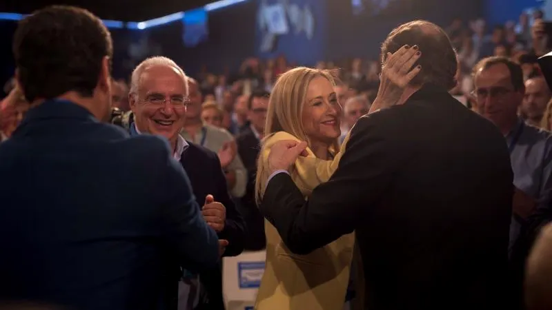 Mariano Rajoy saluda a Cristina Cifuentes en la convención nacional del PP